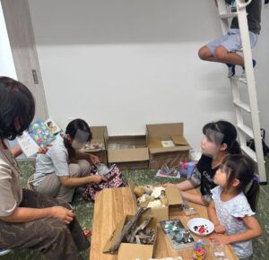 みーちゃん絵本を読んでいる